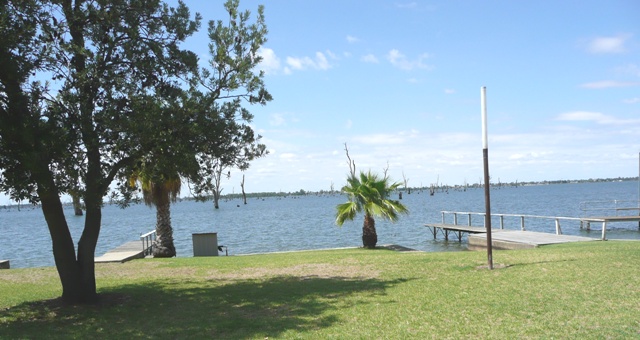 MAGNIGIFICENT LAKE MULWALA FRONTAGE Picture 1