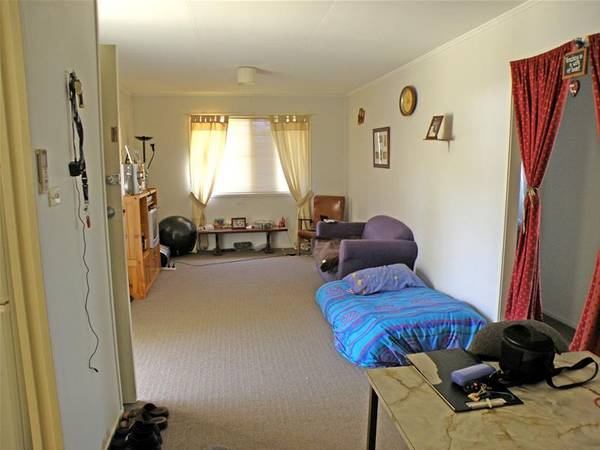 2 Lifestyles.........2 Houses Picture