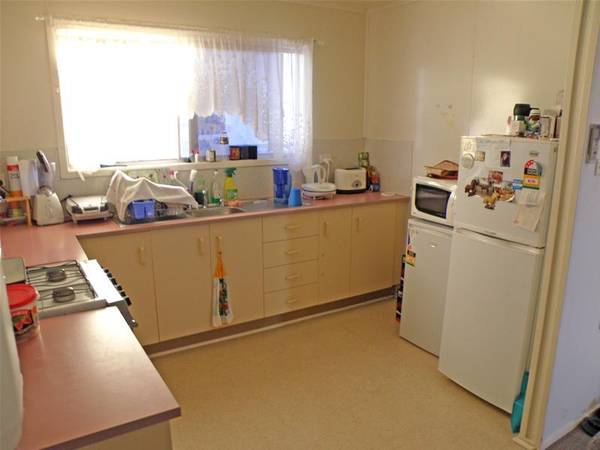 2 Lifestyles.........2 Houses Picture