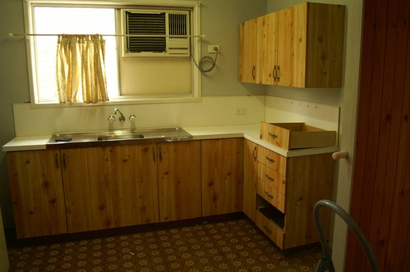 2 BEDROOM UNIT CLOSE TO TOWN Picture 2