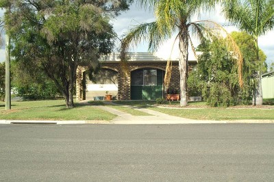 2 BEDROOM UNIT CLOSE TO TOWN Picture 2 BEDROOM UNIT CLOSE TO TOWN Picture