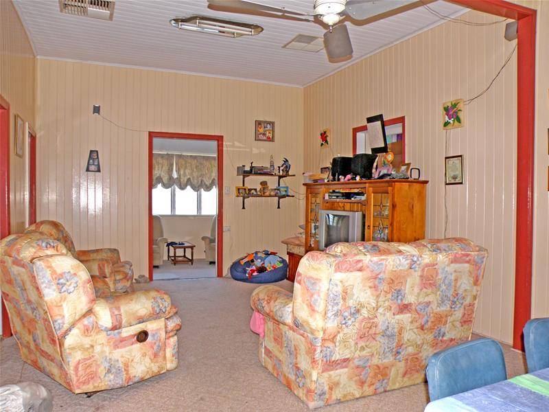 Large House - Great Position! Picture 3