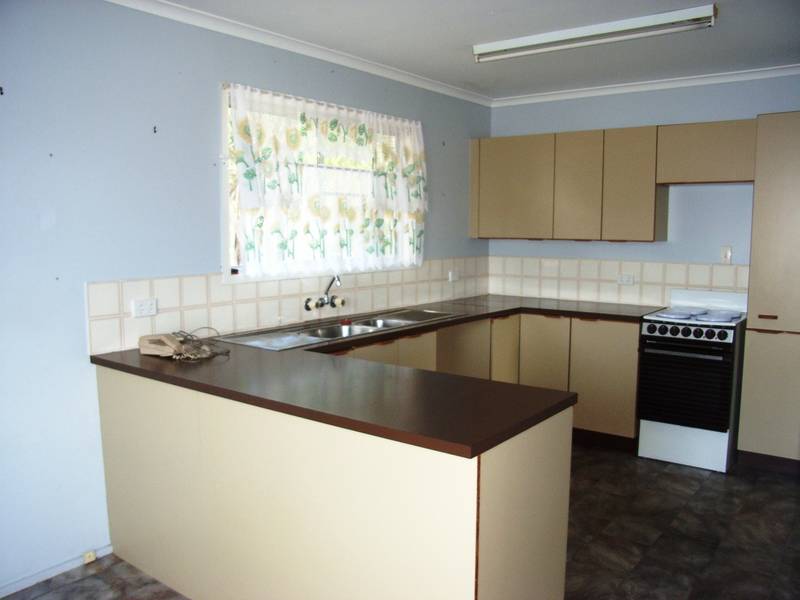 Fully Fenced 3 Bedroom Home Picture 2