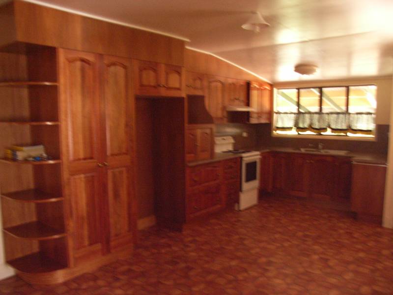 Short Walk to the Park & Shops Picture 2