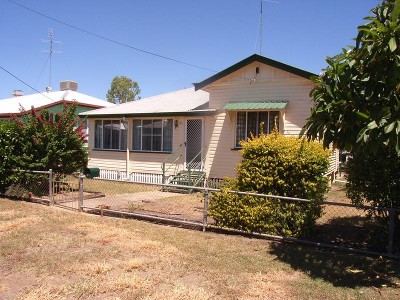 Short Walk to the Park & Shops Picture Short Walk to the Park & Shops Picture