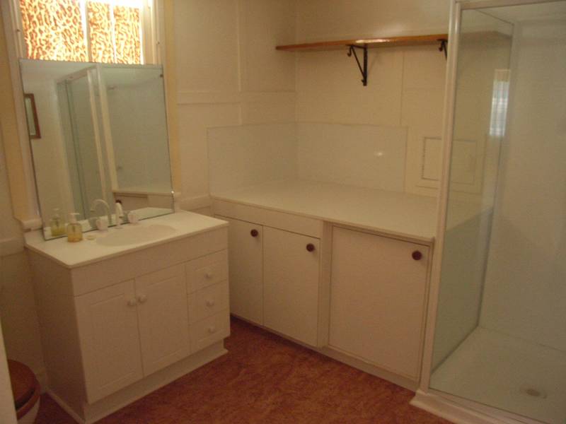 Short Walk to the Park & Shops Picture 3