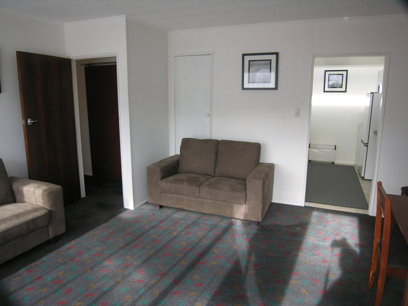 Handy Location - 4 bedrooms Picture 1