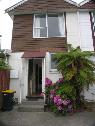 **** NO LETTING FEE *** 2 Storey Sunny Townhouse Picture 1
