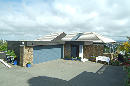 Sensational
wrap-around city views... $689,000 Neg Over Picture 2