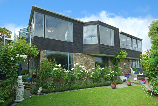 Sensational
wrap-around city views... $689,000 Neg Over Picture 1