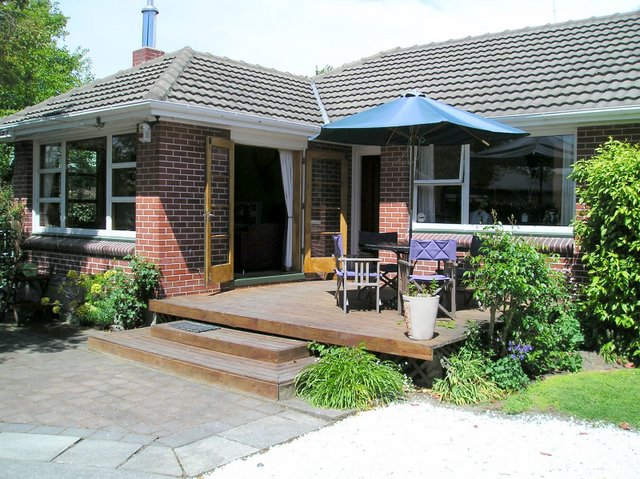 Private Sunny Garden Setting Picture 2