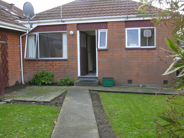 Sunny Street Facing Unit Close to Merivale Mall Picture 2
