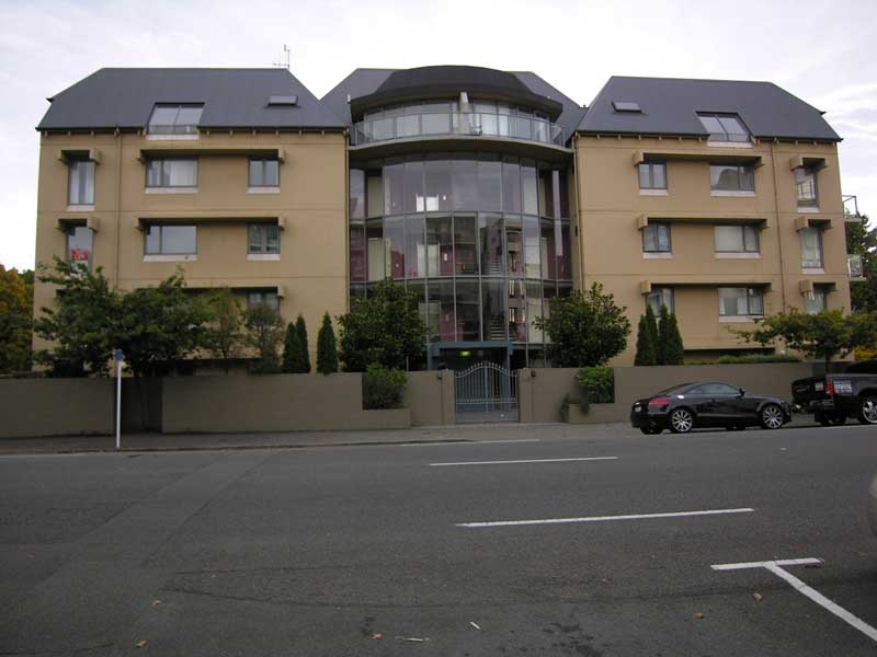 Sunny Compact Apartment Picture 1