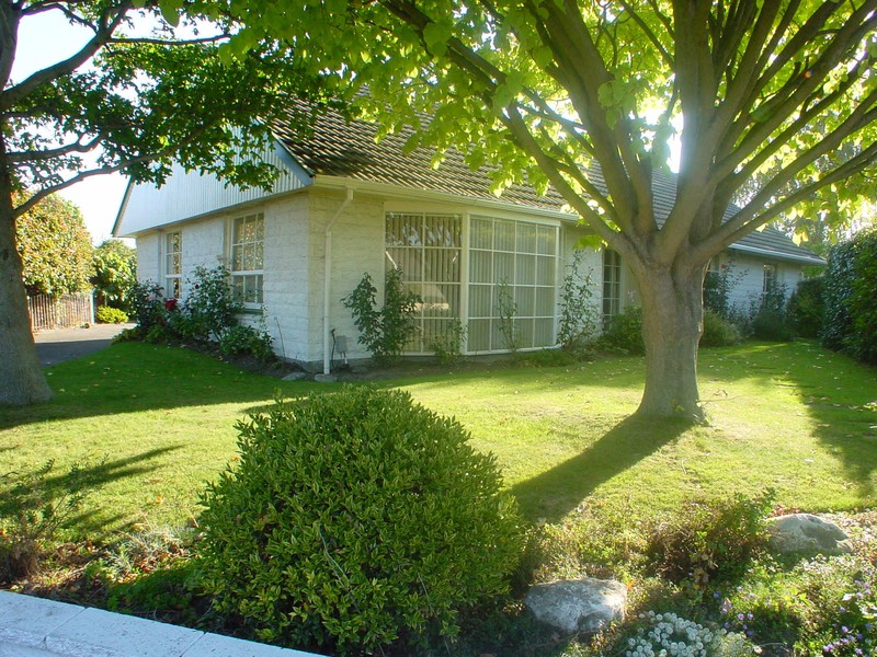 Pretty Colonial Home Picture 1