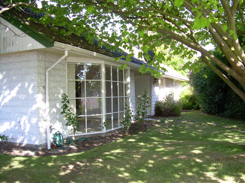 Pretty Colonial Home Picture 2