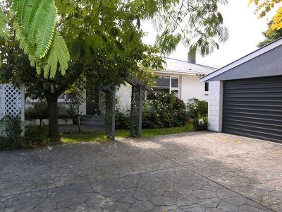 Close to Shops & Schools Picture