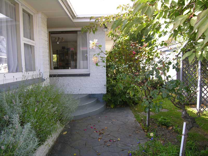 Close to Shops & Schools Picture 2