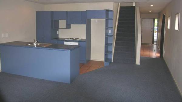 Sunny Townhouse with Courtyard Picture 3