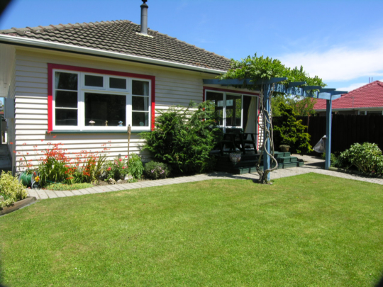 Well Maintained Family Home in Quiet Location Picture 1
