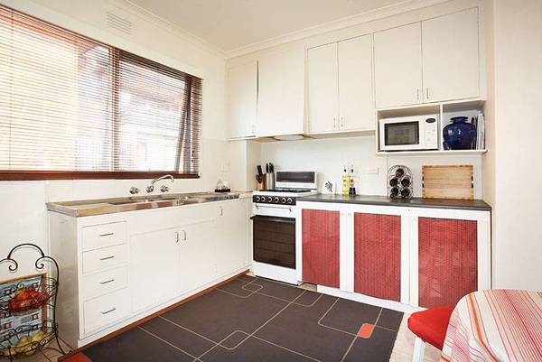 SUPERB LIFESTYLE SURROUNDS Picture 3