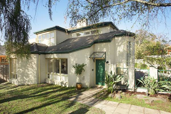 HIGH STYLE IN HAWTHORN'S DRESS CIRCLE Picture 1