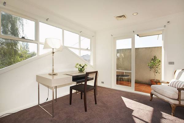 HIGH STYLE IN HAWTHORN'S DRESS CIRCLE Picture 3