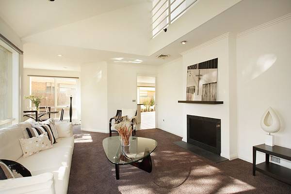 HIGH STYLE IN HAWTHORN'S DRESS CIRCLE Picture 2