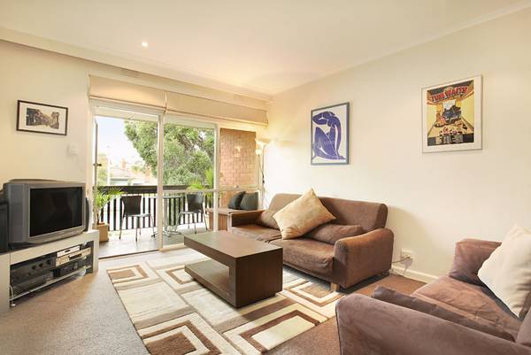 STYLISH START IN THIS LIFESTYLE LOCATION Picture 2