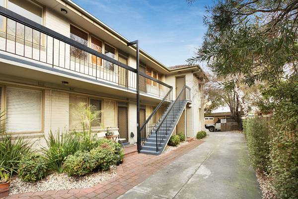 One Bedroom Apartment in Boutique Block with Courtyard & Off Street Parking Picture 1