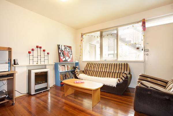 One Bedroom Apartment in Boutique Block with Courtyard & Off Street Parking Picture 2