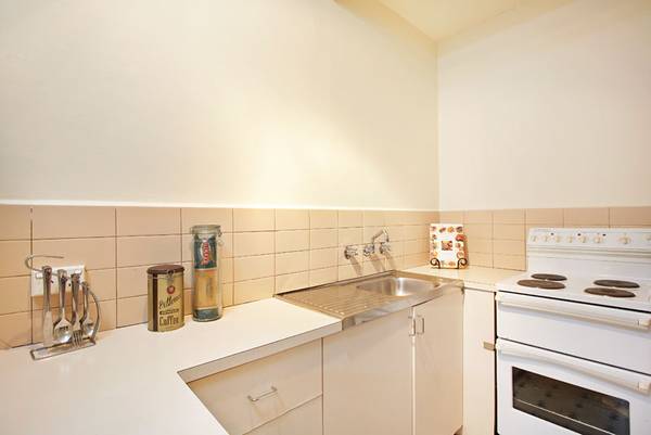 One Bedroom Apartment in Boutique Block with Courtyard & Off Street Parking Picture 3