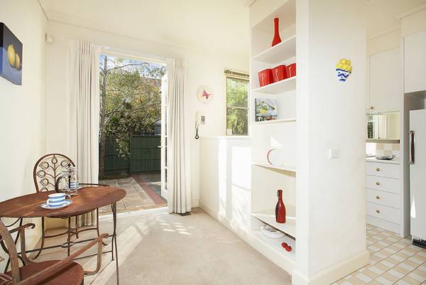 ELEGANT LONDON STYLE TERRACE HOUSE Picture ELEGANT LONDON STYLE TERRACE HOUSE Picture