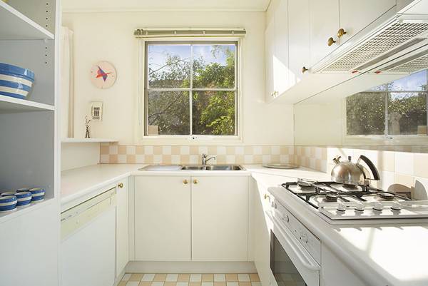 ELEGANT LONDON STYLE TERRACE HOUSE Picture ELEGANT LONDON STYLE TERRACE HOUSE Picture