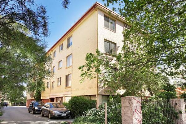 AFFORDABLE SUN-FILLED APARTMENT Picture 3