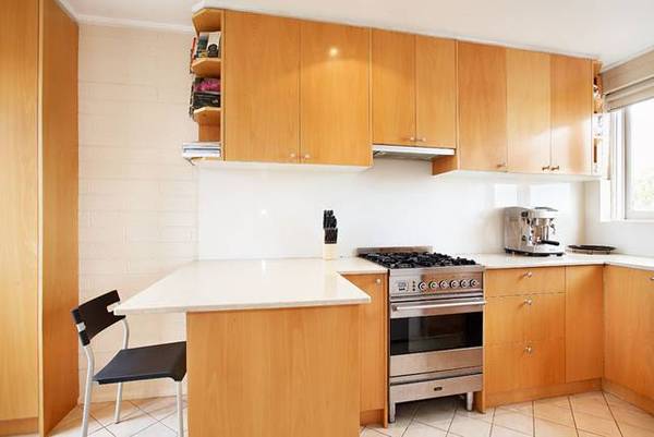 PRAHRAN'S BEST VALUE 3 BEDROOM APARTMENT WITH BALCONY & VIEWS Picture