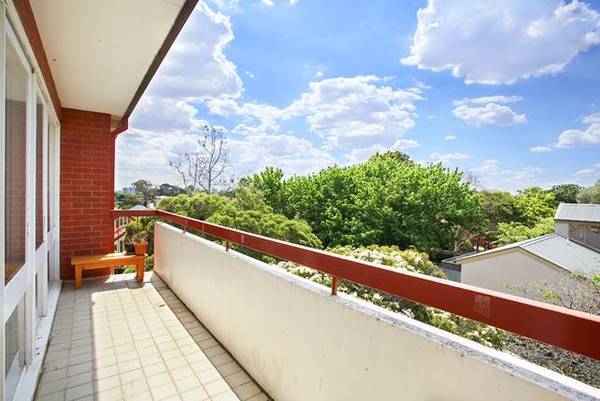 PRAHRAN'S BEST VALUE 3 BEDROOM APARTMENT WITH BALCONY & VIEWS Picture