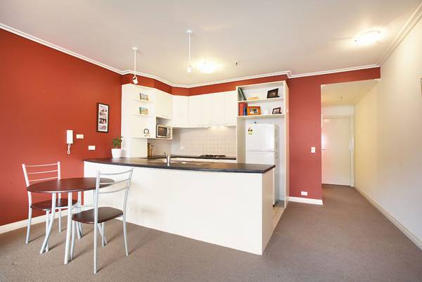 DESIGNER LIVING WITH HUGE COURTYARD Picture