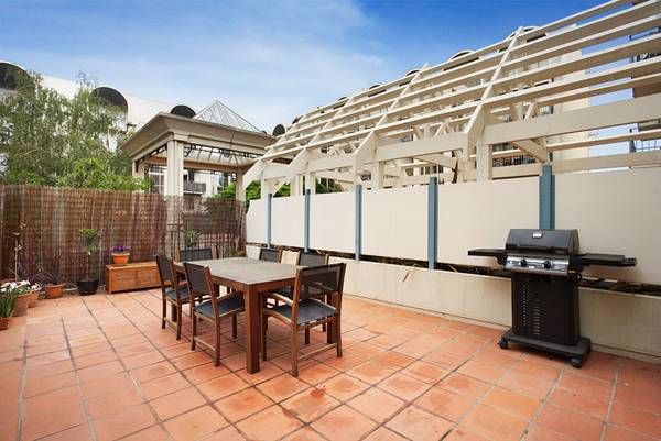 DESIGNER LIVING WITH HUGE COURTYARD Picture