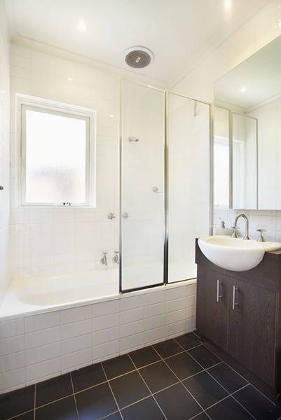 LARGE & AFFORDABLE STYLISHLY DESIGNED APARTMENT Picture