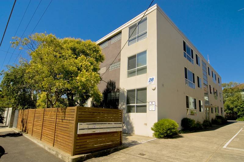 MODERN & AFFORDABLE IN THIS LIFESTYLE LOCATION Picture 2