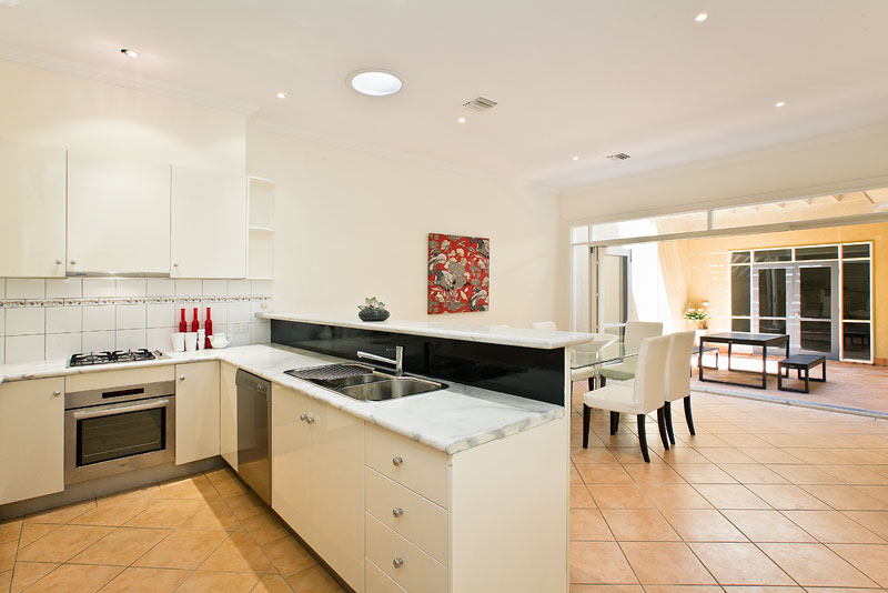 STRIKING CONTEMPORARY TOWNHOUSE Picture 3