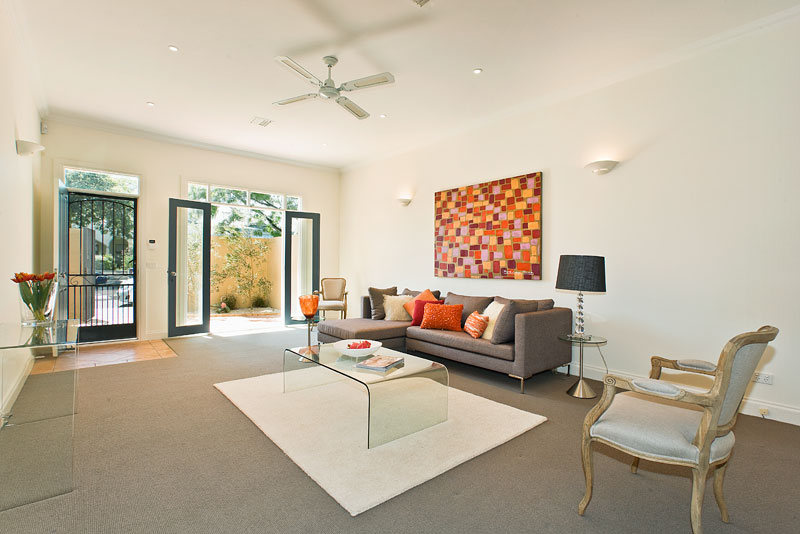 STRIKING CONTEMPORARY TOWNHOUSE Picture 2