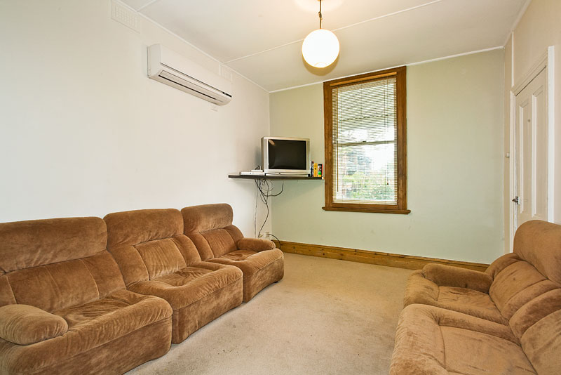 JAUNTY VICTORIAN COTTAGE Picture 3