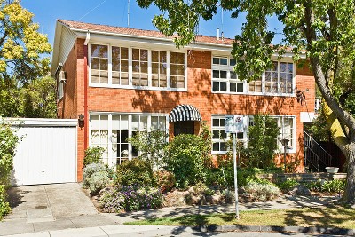 OUTDOOR ENTERTAINING IN THIS PERFECT POSITION Picture OUTDOOR ENTERTAINING IN THIS PERFECT POSITION Picture