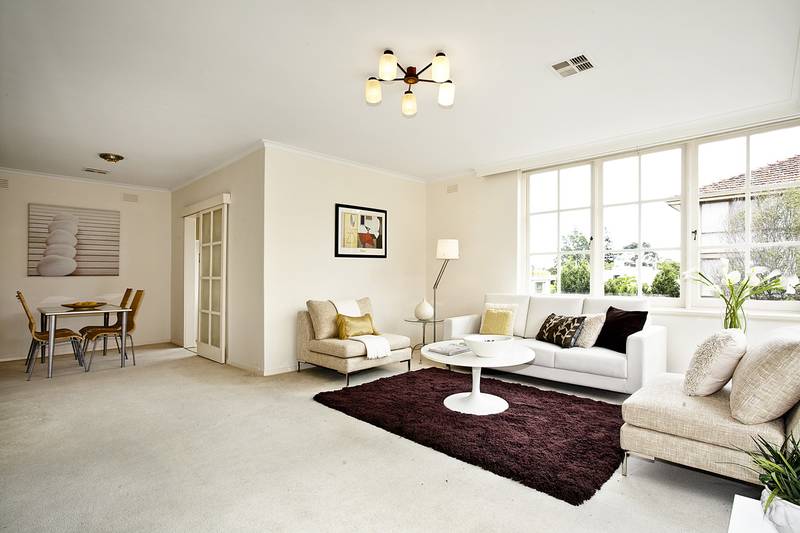 OUTDOOR ENTERTAINING IN THIS PERFECT POSITION Picture 2