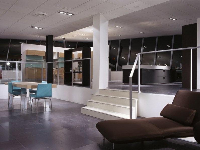 SUPER IMPRESSIVE SHOWROOM or OFFICE Picture