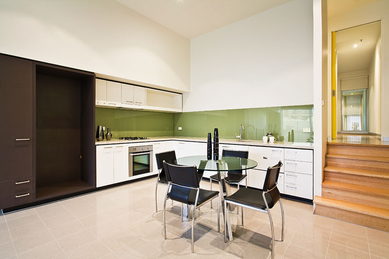 LOCATION AND LUXURY - WITH GARAGE Picture 2