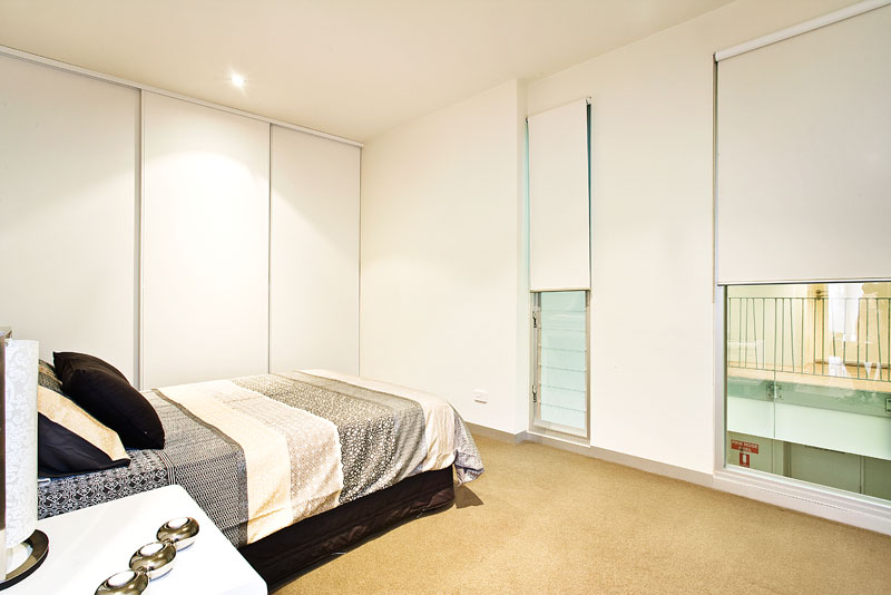 LOCATION AND LUXURY - WITH GARAGE Picture 3