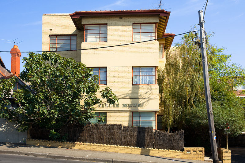 DELIGHTFULLY PRIVATE ART DECO Picture 2