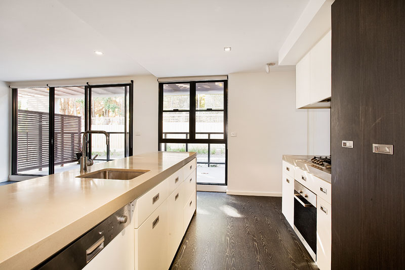 HUGE ENTERTAINER'S TERRACE Picture 3